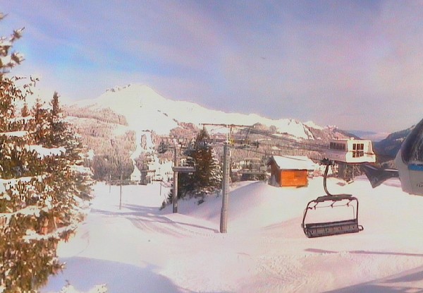 25/4/12, still plenty of snow in Les Gets but sadly the lifts are closed for the season!