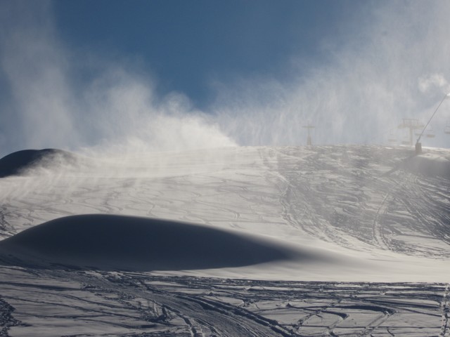 27/11/13, Snow canon running full tilt in Les Gets whilst the temperatures stay low.