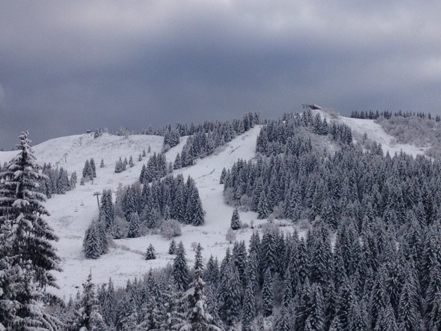 6-11-16, the Rosta and Grains d'Or chairlifts in the Les Gets bowl.