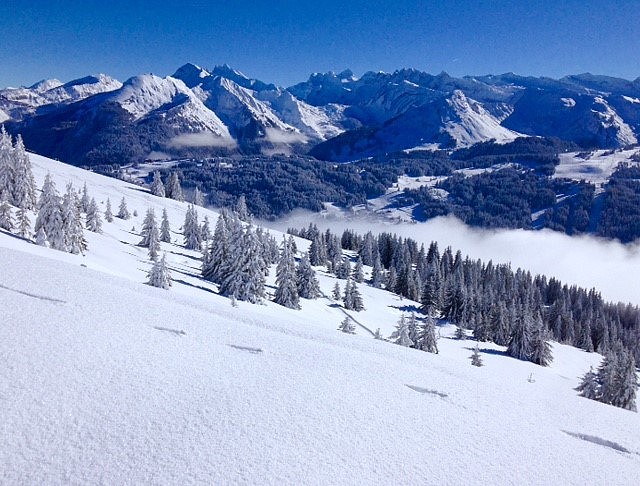 12-11-16, Les Gets and the surrounding are looking beautiful, from Mont Chéry.