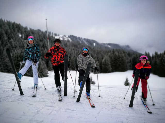 Enjoying their ski lessons in Les Gets - a lovely photo of family Richardson taken recently by Mark.